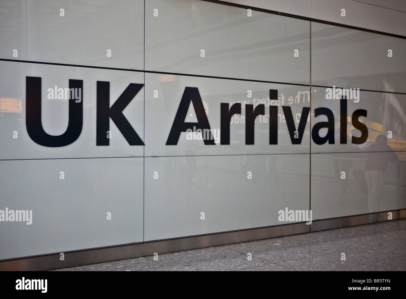 Reino Unido signo de llegadas en la Terminal 5 del Aeropuerto Heathrow de Londres. Foto de stock