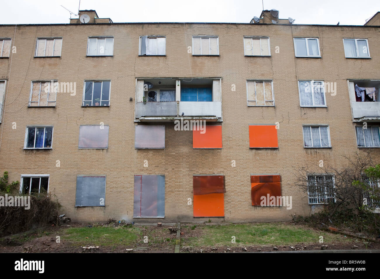 El clausurado windows de un bloque de pisos del consejo vacía en Hackney, Londres. Foto de stock