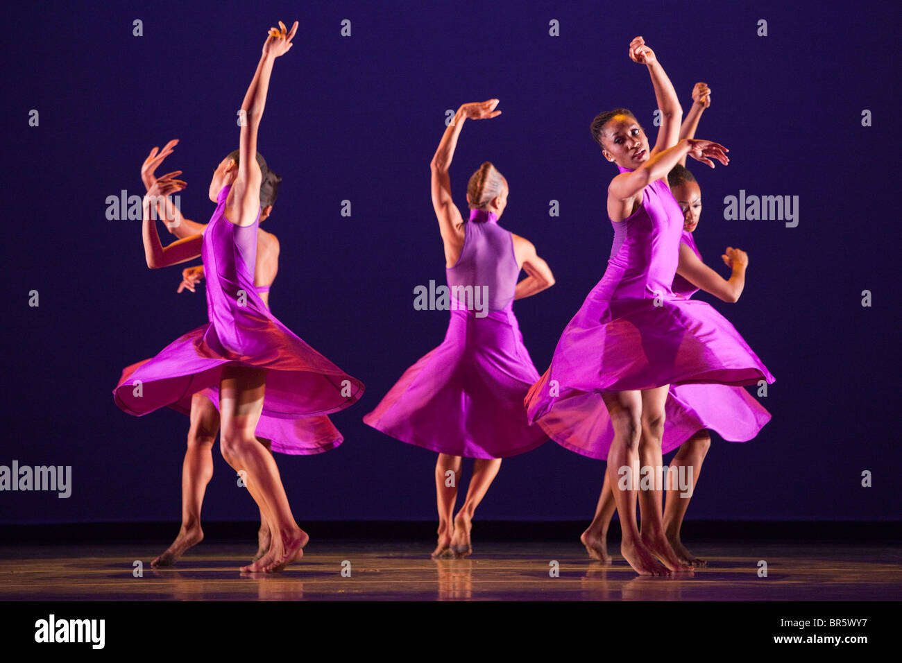 Alvin Ailey American Dance Theater, estreno mundial del Ungido, el Sadler's Wells de Londres Foto de stock
