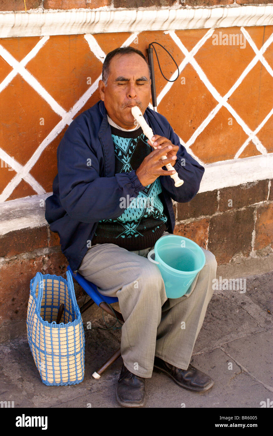 Ciego tocando una grabadora en la ciudad de Puebla, México. Foto de stock
