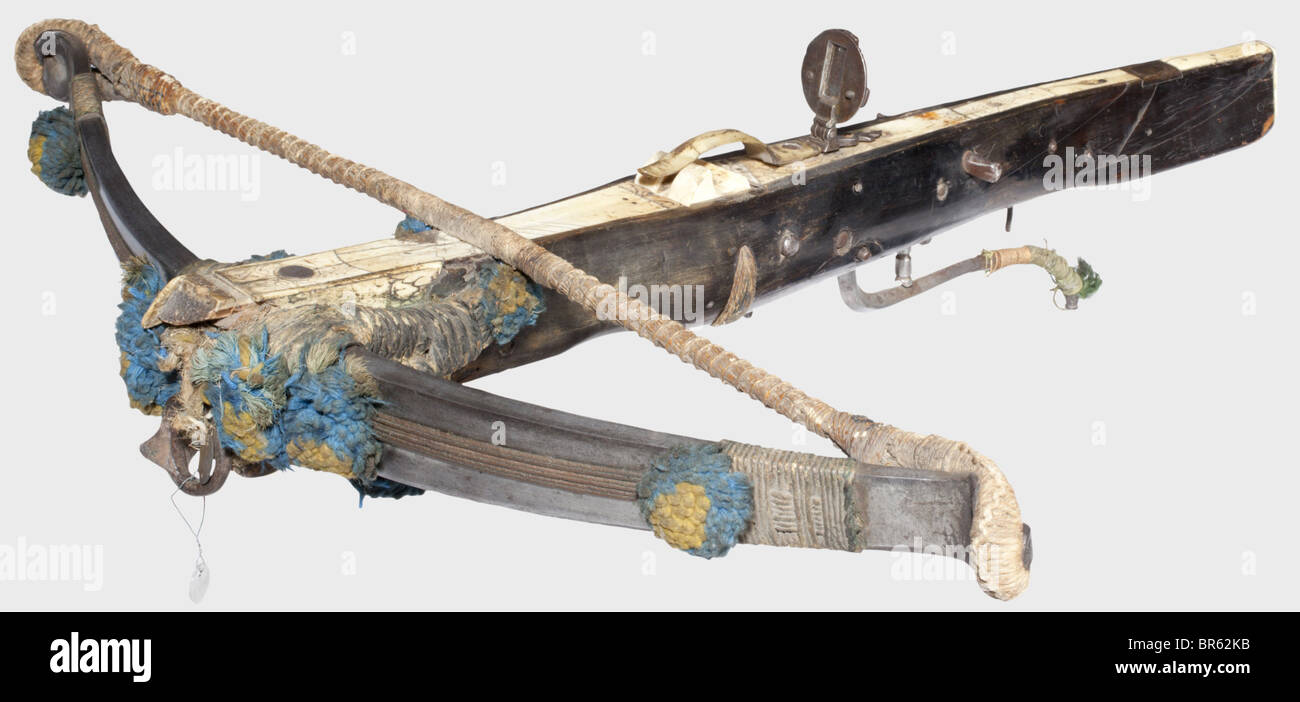 Una ballesta de caza alemán del siglo XVII, Heavy Iron prod con un cordón y  borlas de lana tejida, posteriormente el cáñamo bowstring, retenido por los  cordones. Ligeramente abultado lanza con tallados