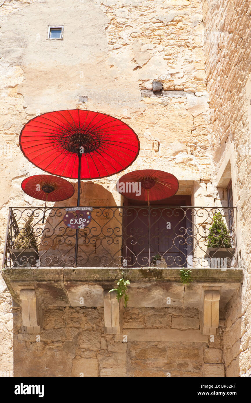 Sombrilla roja en el balcón, Sarlat-la-Caneda; Dordogne, Francia Foto de stock