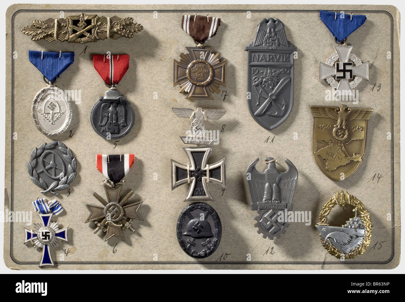 Conjunto de medallas militares y cadena de armas de la g…