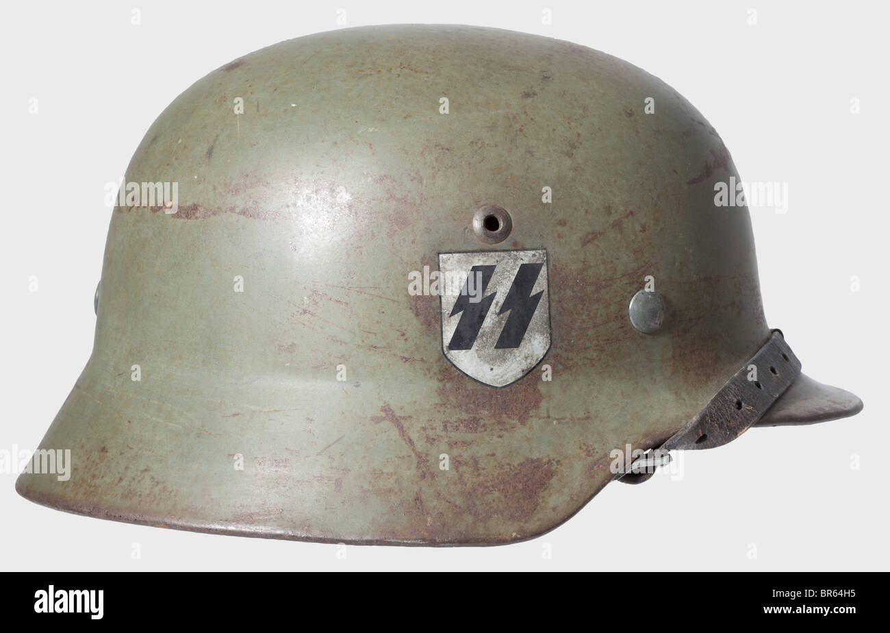 Un casco de acero modelo 36., cráneo lacado en gris campo con ambos  emblemas, números impactados, ET. 62' y 4527'. Restaurado, probablemente  descubierto, película pesada de óxido en lugares. Cambio de forro