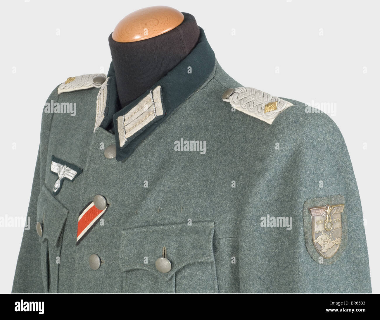 Un conjunto uniforme para un teniente coronel., tapa Visor de tela gris de  campo con banda de casquillo verde oscuro y ribete blanco, corona de hojas  de roble bordada en plata (oxidada)