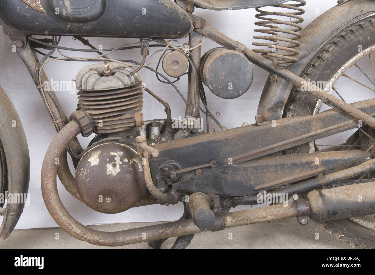 Vehicules MILITAIRES, Moto Zündapp 200cc, Après la destruction Massive des  usines Zündapp control colgante la guerre, la relance de l'activité en 1946  se fait avec la réintroduction de la 198ccm à moteur