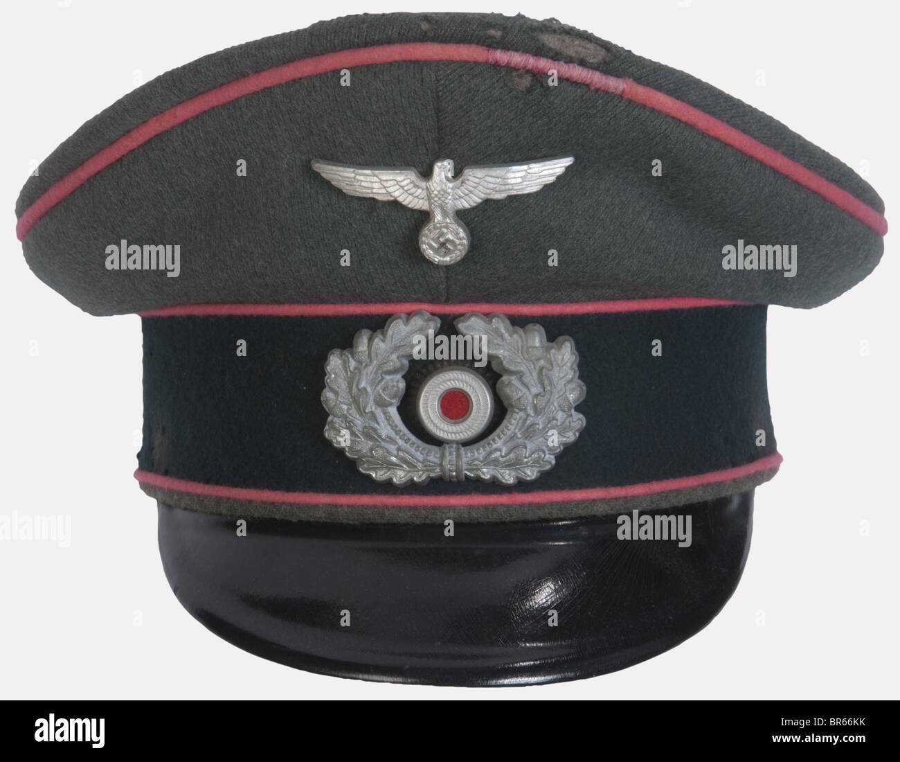 Wehrmacht, Capitaine de Panzer de la Heer, sur mannequin, comprenant une  casquette d'officier, coiffe en trictine feldgrau (nombreuses attaques de  mits sur le Plateau), bandeau vert foncé, insignes métalliques, sans  julaire pour