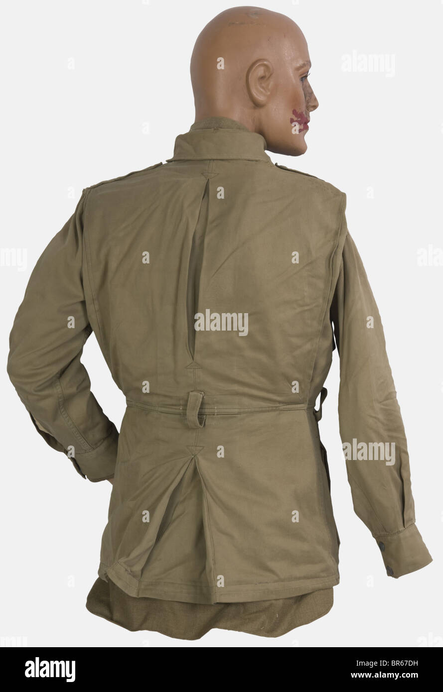 U.S.A, Mannequin figurant un paracaiste blessé, comprenant une veste de  saut en toile olive, complète de ses poches et ses boutons pressions, une  chemise en textil moutarde et bottes de marche en
