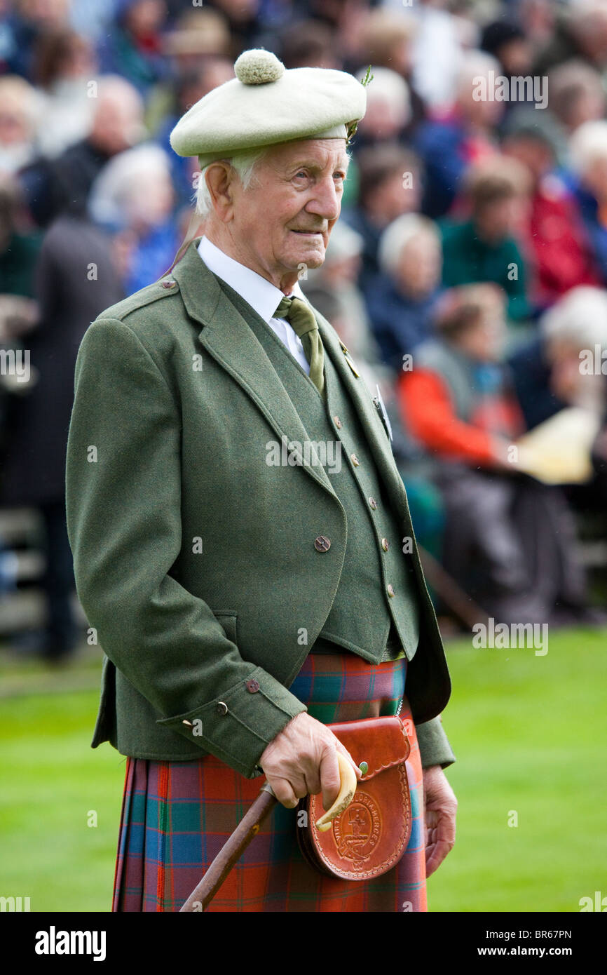 El clan escocés Highland; el viejo vestido tradicional de las tierras altas  en los Juegos de las tierras altas de Braemar, Aberdeenshire, Parque  Nacional Cairngorms, Escocia, Reino Unido Fotografía de stock -