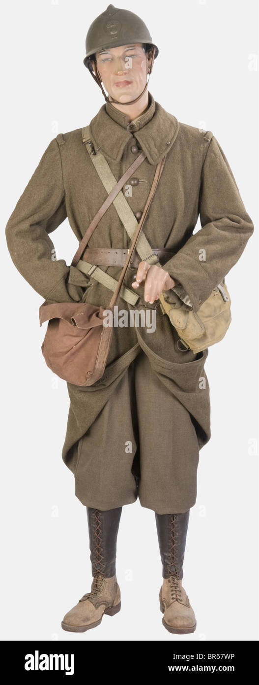 Francia, Combattant francais, sur mannequin. Un casque modèle 1926 avec son  disque modèle 1937 orné d'une grenade, trois crochets de la coiffe en cuir  sont décousus, la jumulaire comporte le système de
