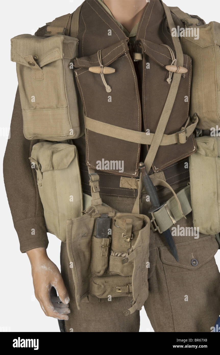 Francia, Commando du Premier Bataillon de Fusiliers Marin, sur mannequin,  comprenant un blouson anglais modèle 40 en drap marron complet de ses  boutons, insigne d'épaule 'France' en métal doré, titre d'épaule 'no.4