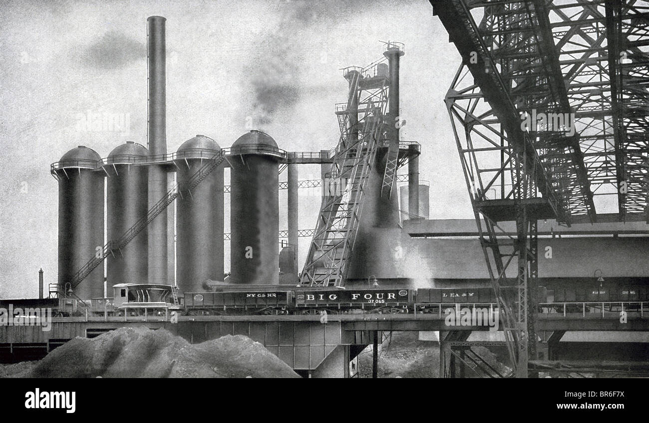 Esta foto muestra a comienzos de 1900, el primer proceso de fundición en el mineral. Foto de stock