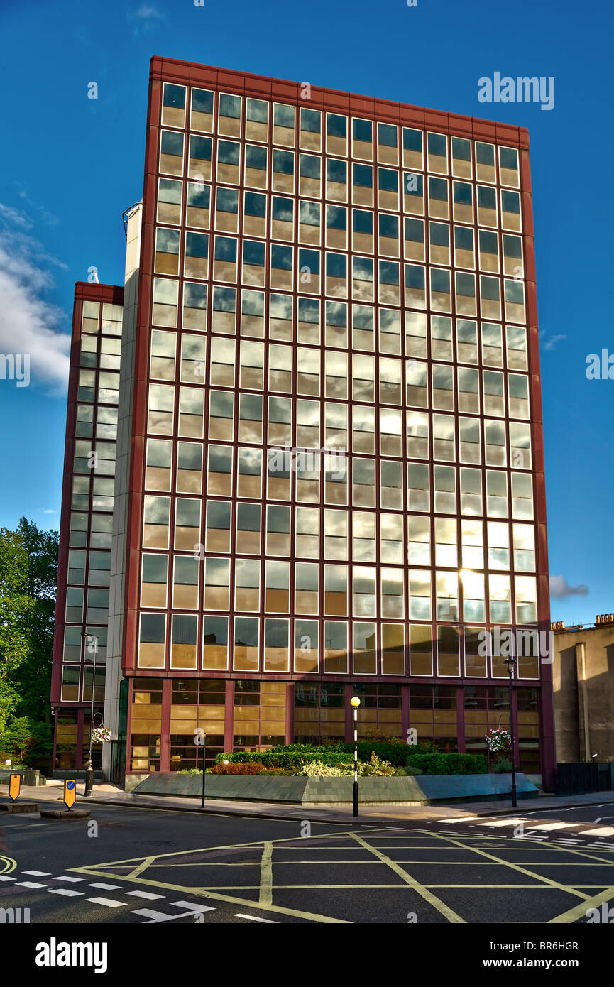Las nubes reflejan en 1960 bloque de oficinas en Marylebone, Londres, Inglaterra, Reino Unido, en la tarde. Foto de stock