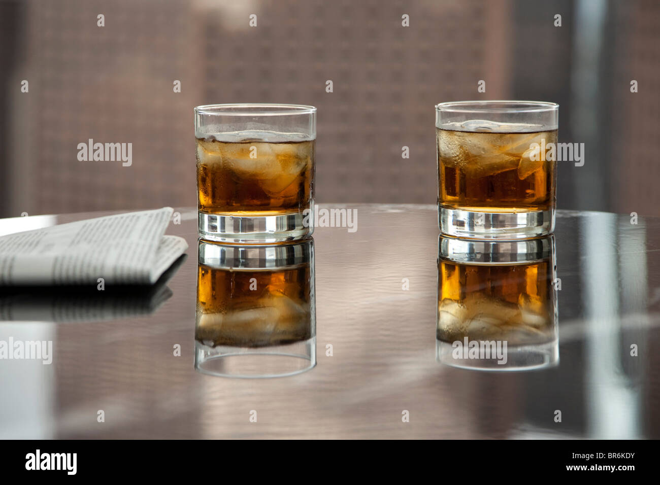 Dos vasos de whisky y hielo en una tabla Foto de stock