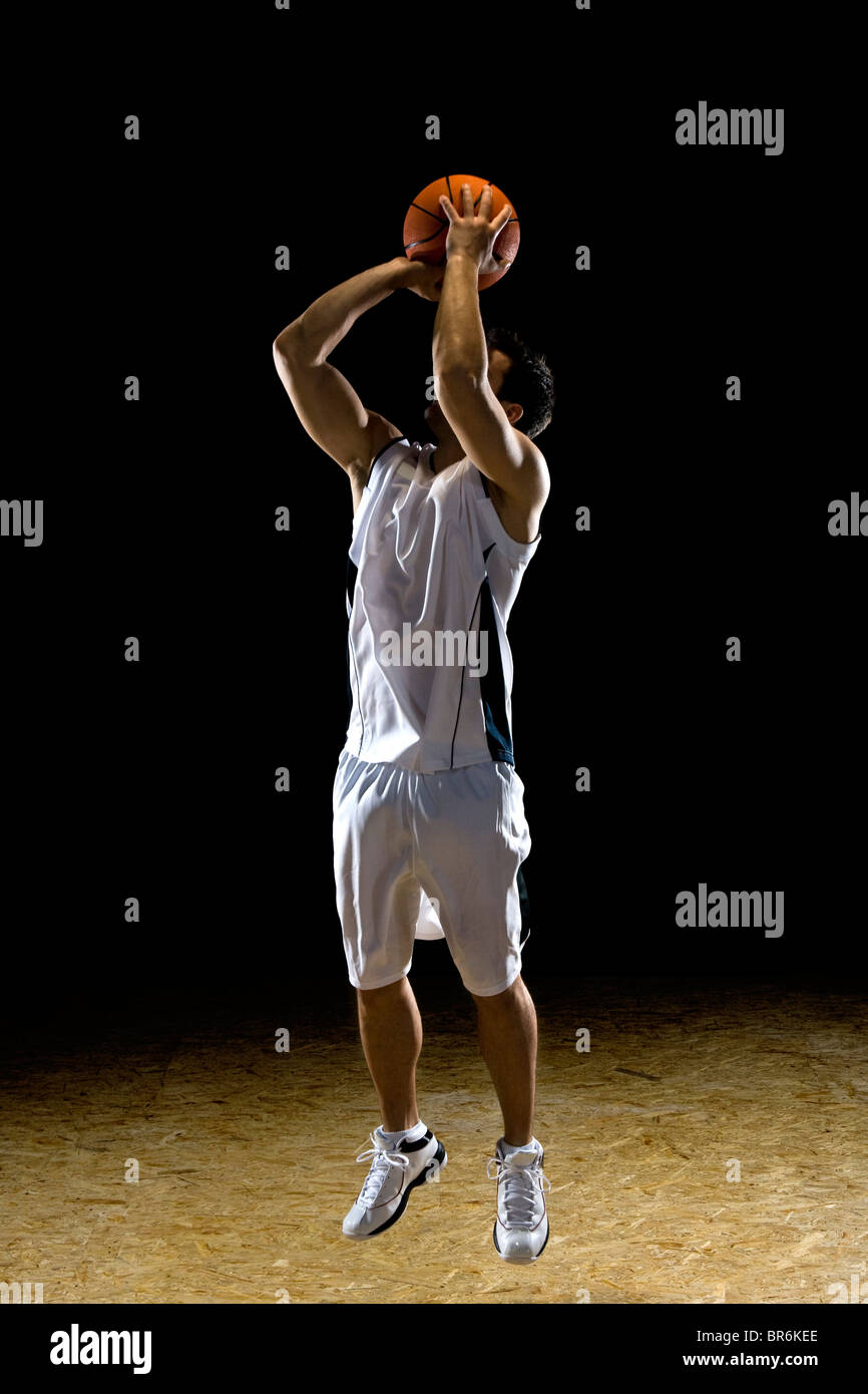 Un jugador de baloncesto preparándose para tomar una foto Foto de stock