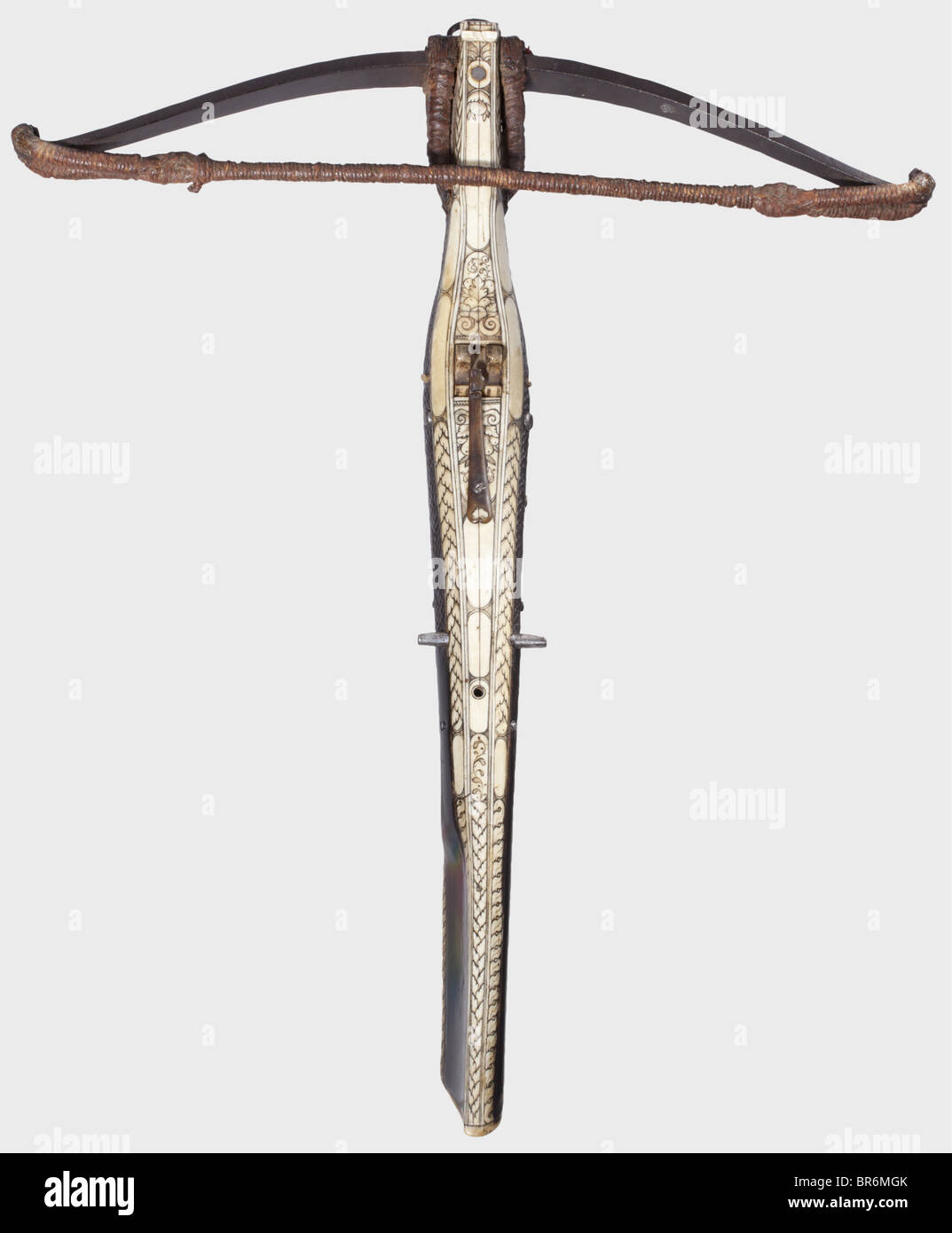 Una ballesta de caza alemán del siglo XVII, Heavy Iron prod con un cordón y  borlas de lana tejida, posteriormente el cáñamo bowstring, retenido por los  cordones. Ligeramente abultado lanza con tallados
