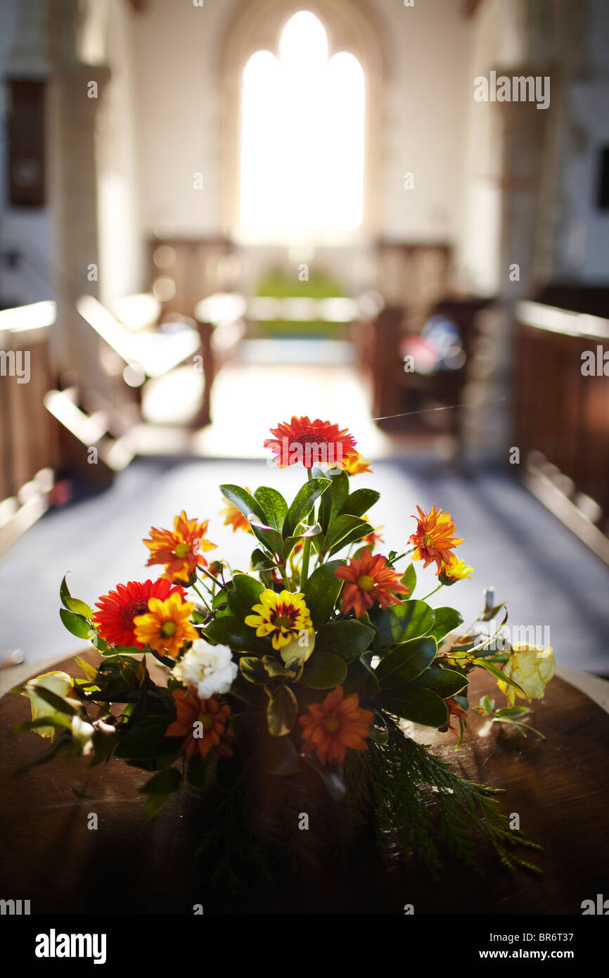 Las flores en la iglesia. Foto de stock
