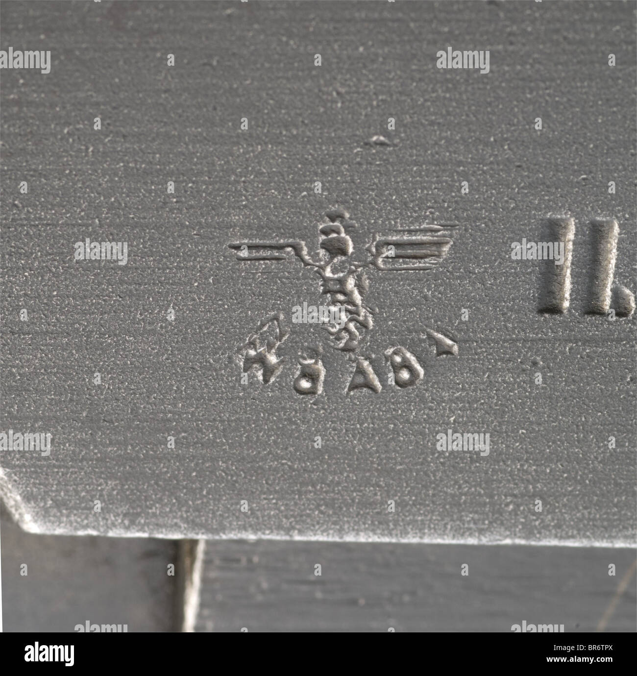 A Colt Kongsberg M 1914, Wehrmacht, .45 ACP cal., n. 29624. Números coincidentes. Calibre casi brillante. A la izquierda de la inscripción estándar del portaobjetos. Frente a ella: Águila de aceptación/'WaA84' en el año de producción '1945'. Estructura de agarre en la fabricación típica tardía y rugosa. Revestimiento de fosfato negro original con marcas de desgaste ligeras, en lugares algo finos y manchados. Paneles de agarre de madera blanda originales teñidos de negro. Corregir el cargador reacabado. Desde la última producción bajo ocupación alemana dentro del supuesto rango de números de serie de 29621 - 30535, por lo tanto sólo 935 armas. spo en alemán, Foto de stock