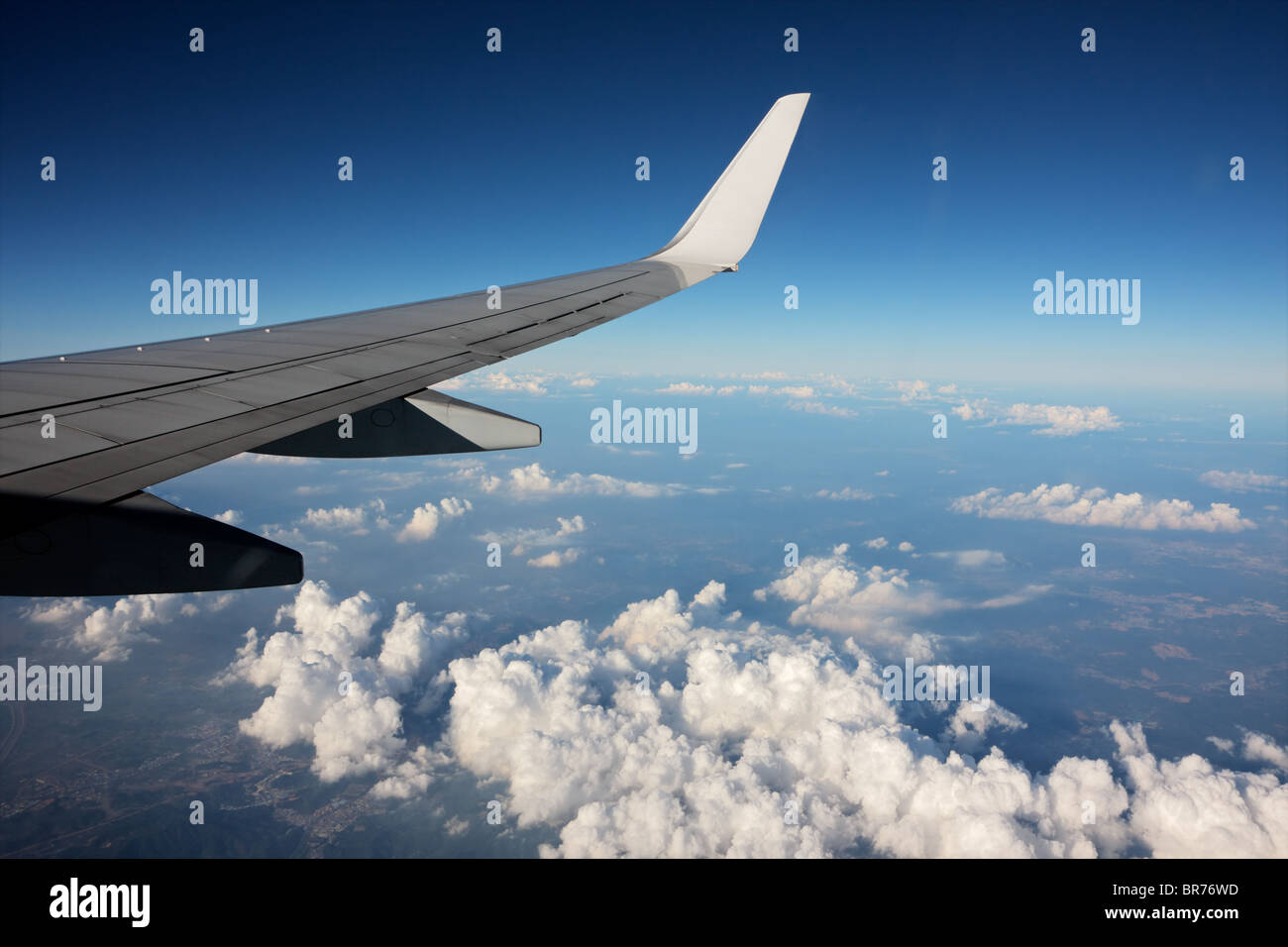Vista aérea desde un avión, con las nubes y el cielo azul Foto de stock