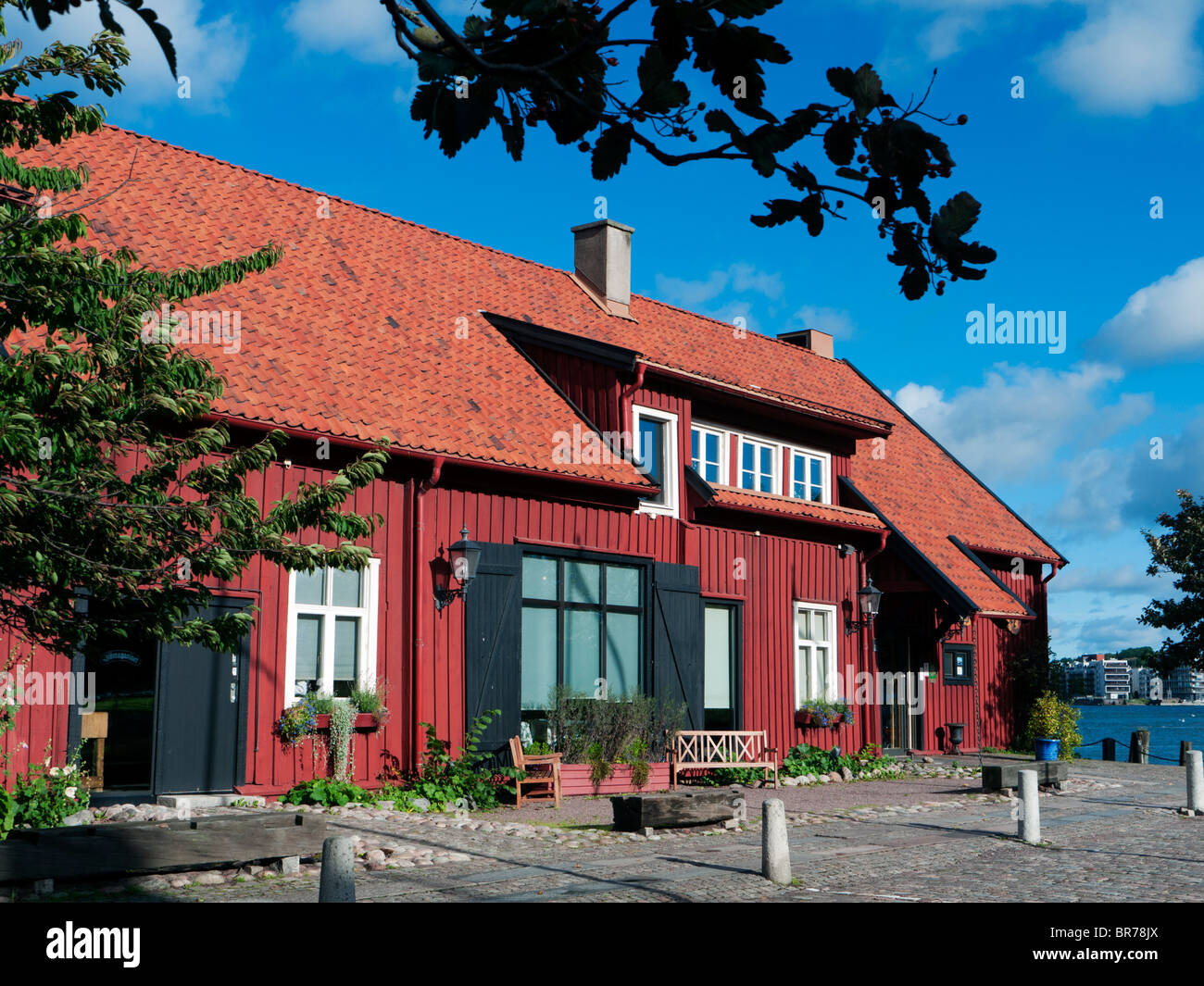 Exterior de madera roja histórico Sjomagasinet restaurante gourmet en Gotemburgo, Suecia Foto de stock
