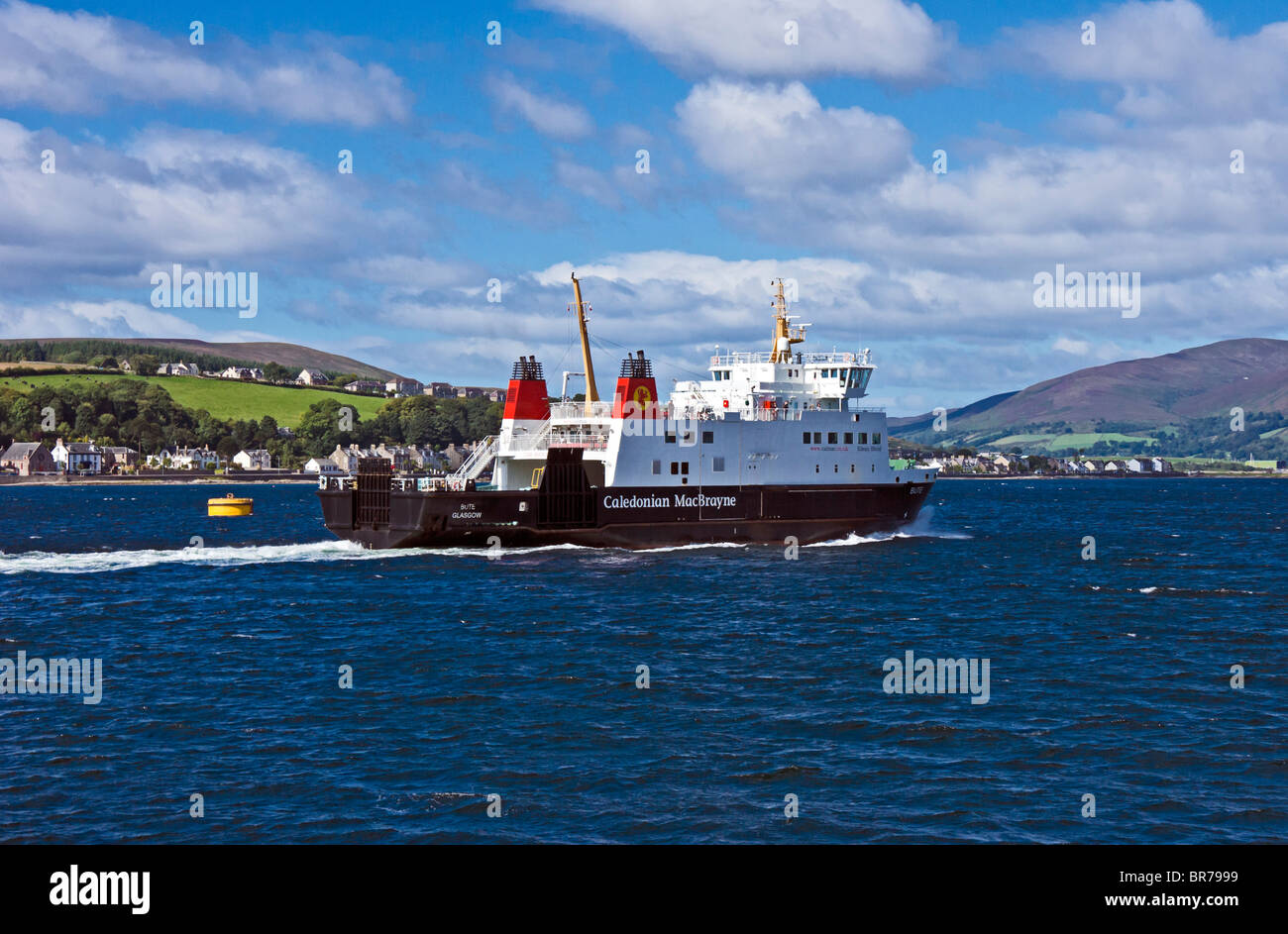 Caledonian MacBrayne ferry Bute Rothes dejando en la isla de Bute Escocia para Wemyss Bay en el continente escocés. Foto de stock