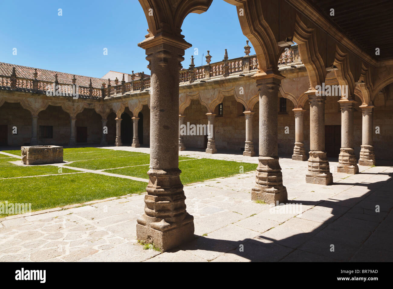 Patio del siglo XVI de Las Escuelas Menores; Salamanca, provincia de