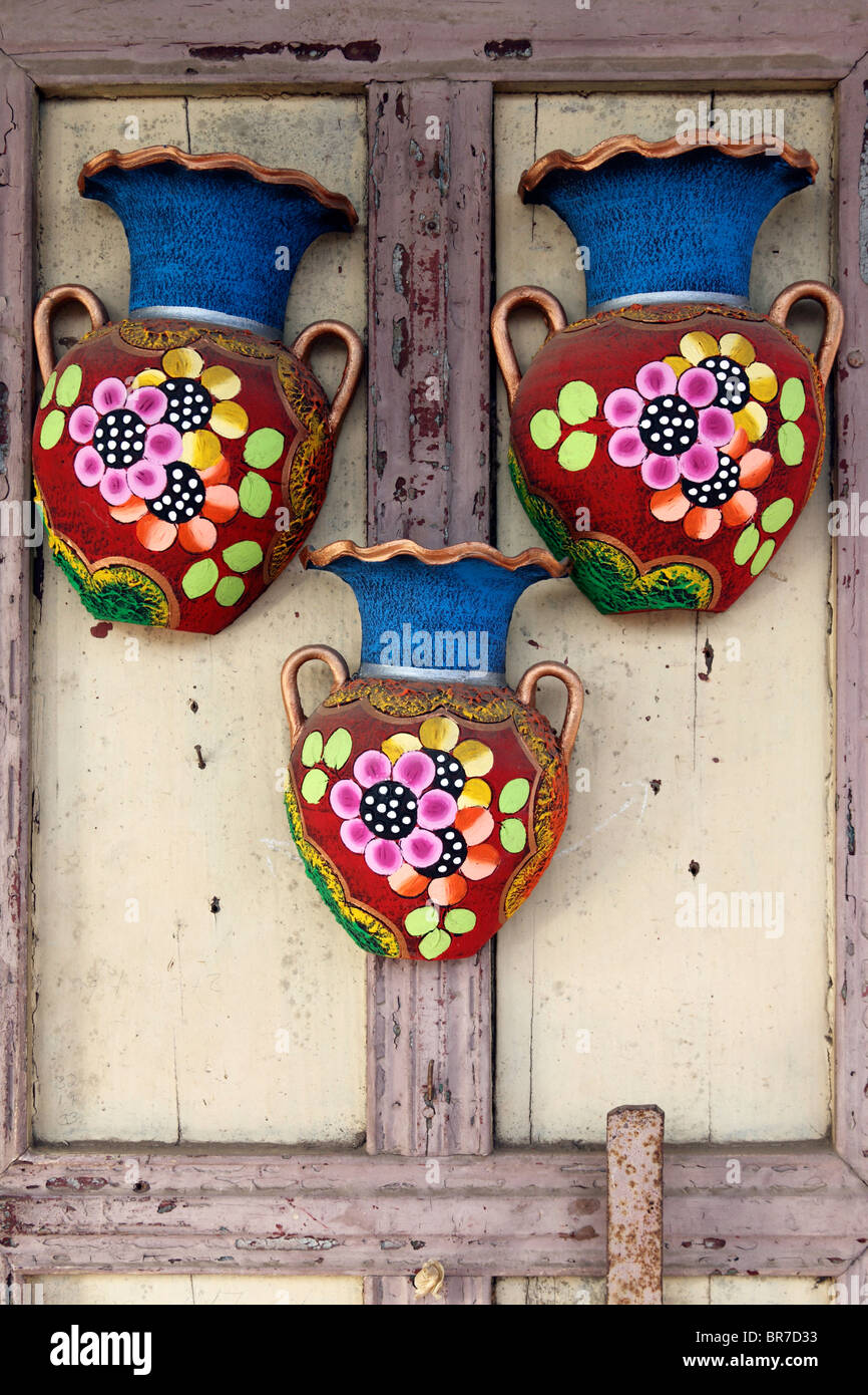 Cerámica pintada brillante para la venta colgada en la puerta de madera de la tienda de artesanía, La Arena, cerca de Chitre, Península de Azuero, Panamá Foto de stock