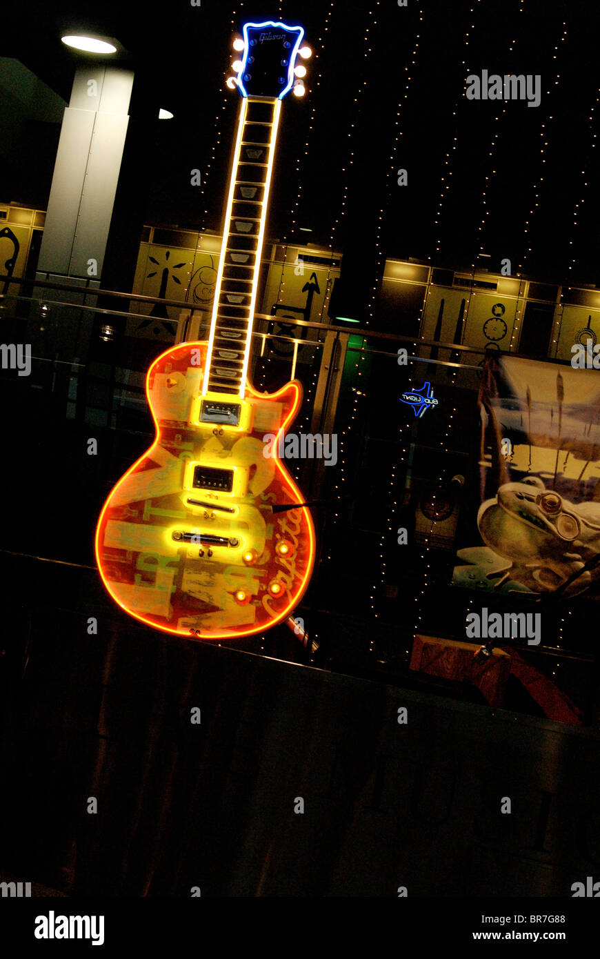 Guitarra de neón en el aeropuerto de Austin TX Estados Unidos Fotografía de  stock - Alamy