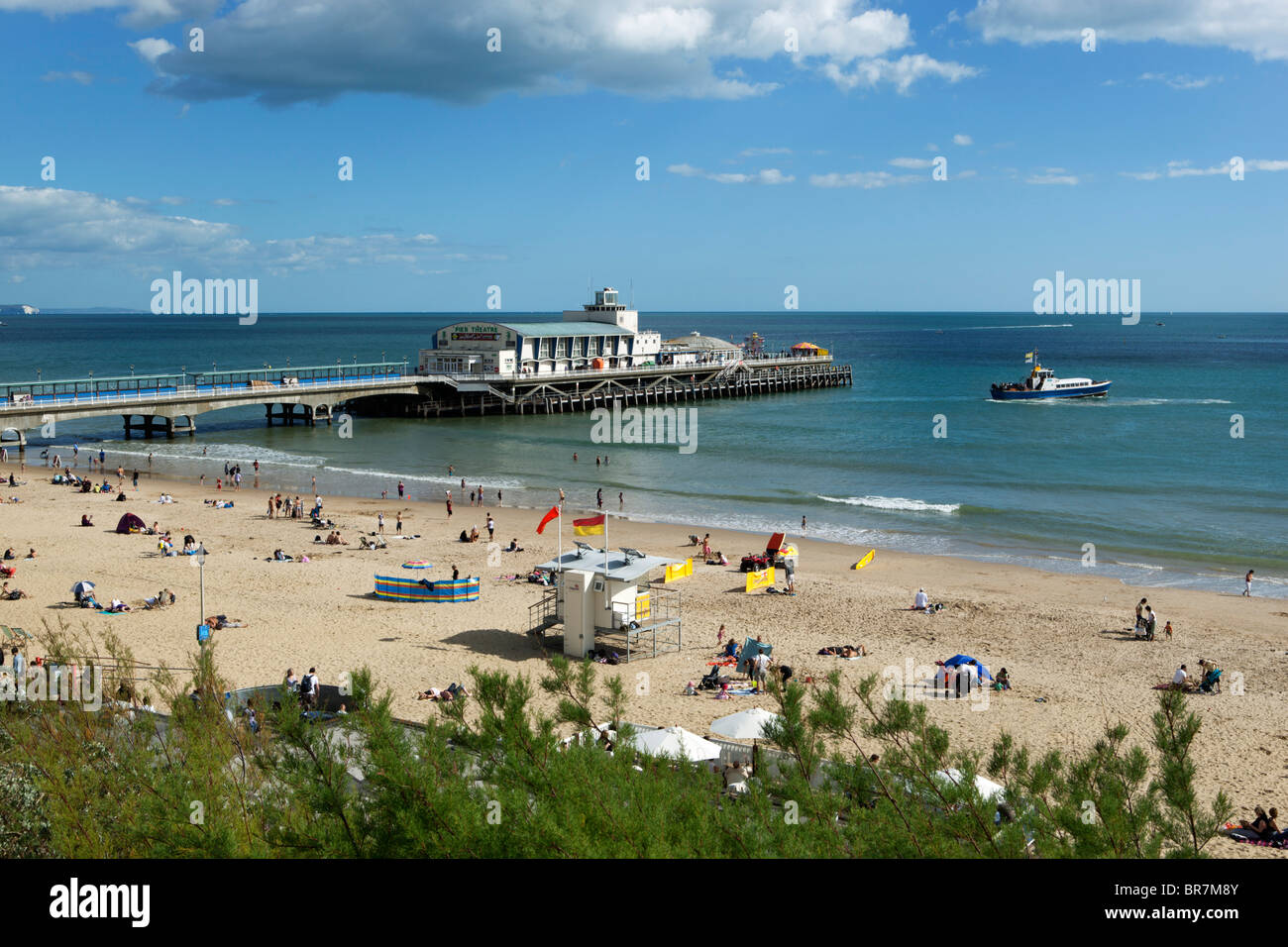 Vista sobre la playa y el muelle de Bournemouth Foto de stock