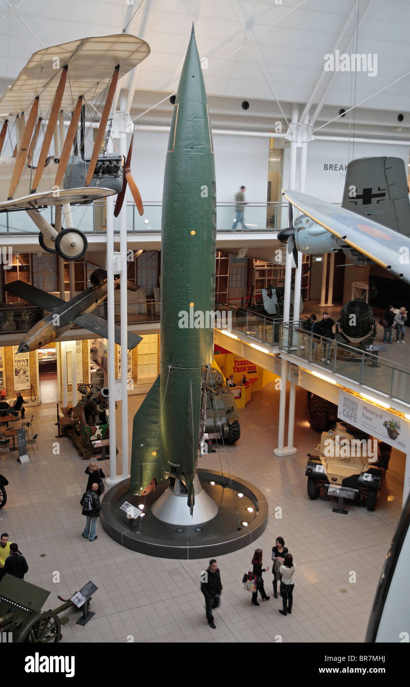 Un alemán de la II Guerra Mundial V2 Rocket de pie en el pasillo principal del Imperial War Museum, Londres, Reino Unido. Foto de stock
