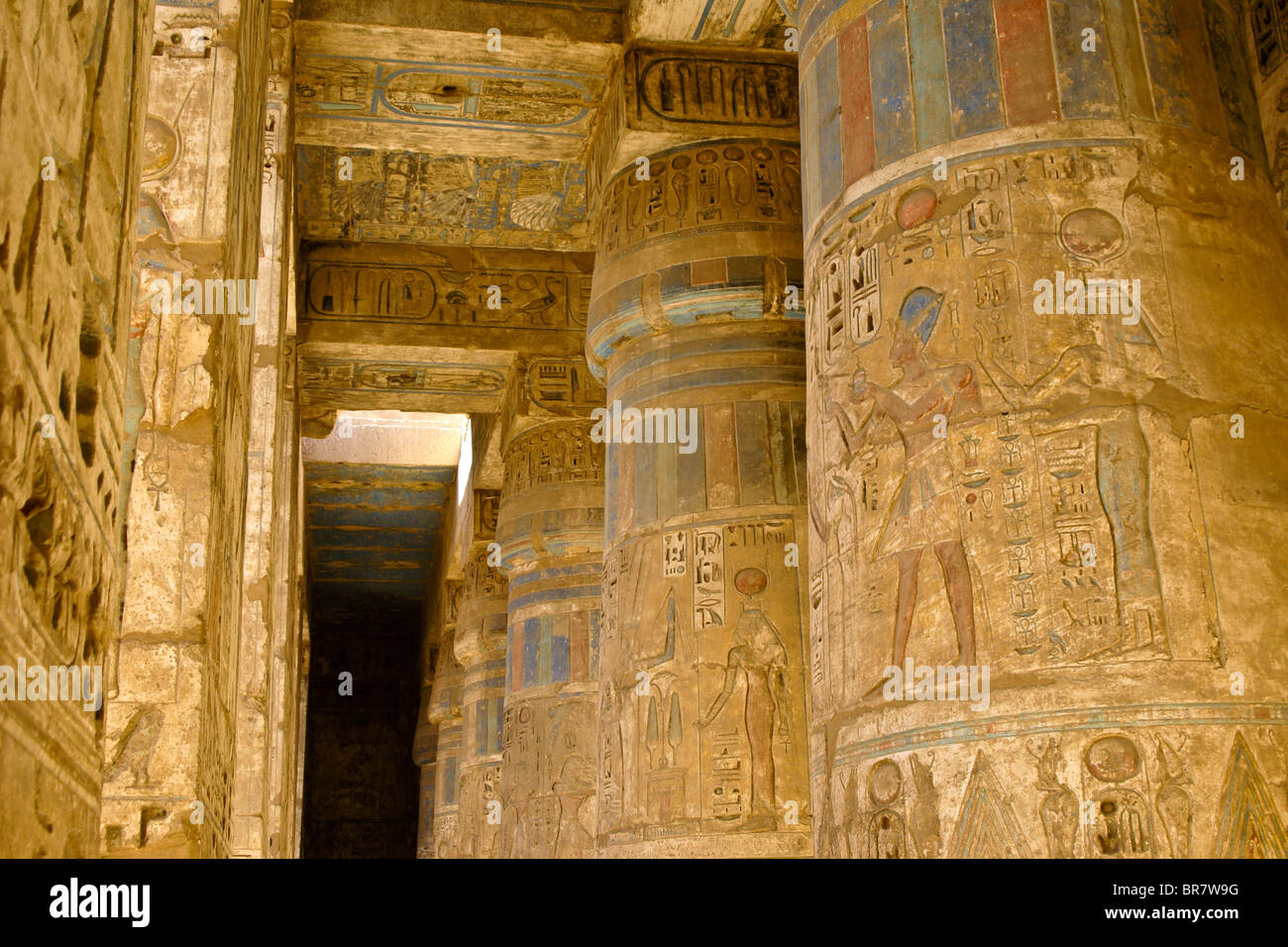 Columnas y techos pintados en Medinat Habu, Cisjordania, Luxor, Egipto Foto de stock