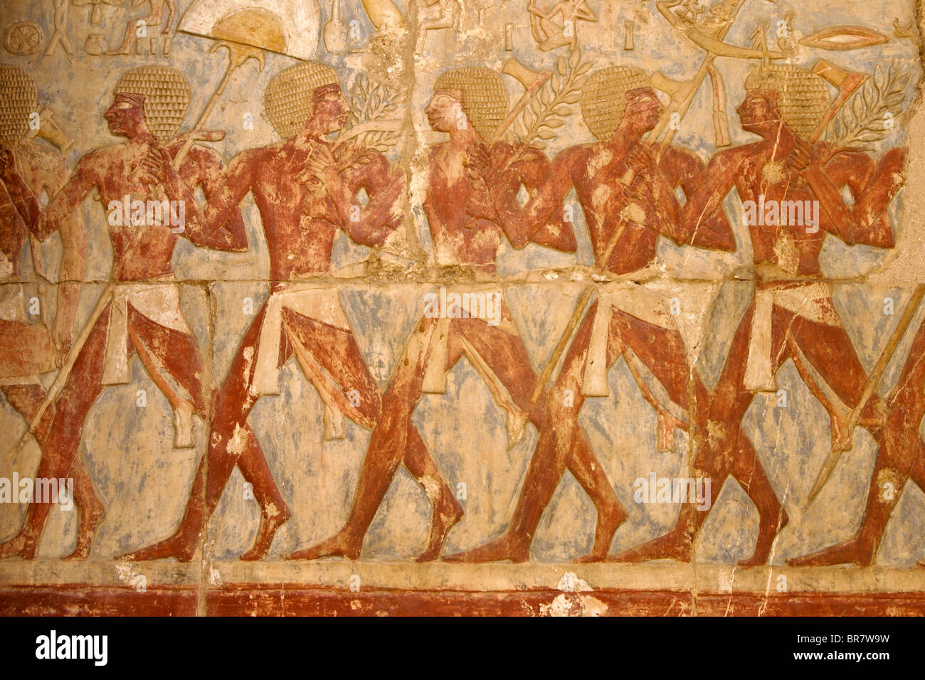 Alivio pintado en la pared de Deir el Bahri, Cisjordania, Luxor, Egipto Foto de stock