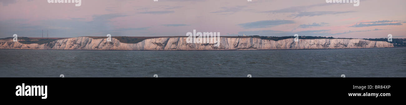 Los acantilados blancos de Dover, panorama visto desde el canal de la Mancha, amanecer, luz cálida Foto de stock