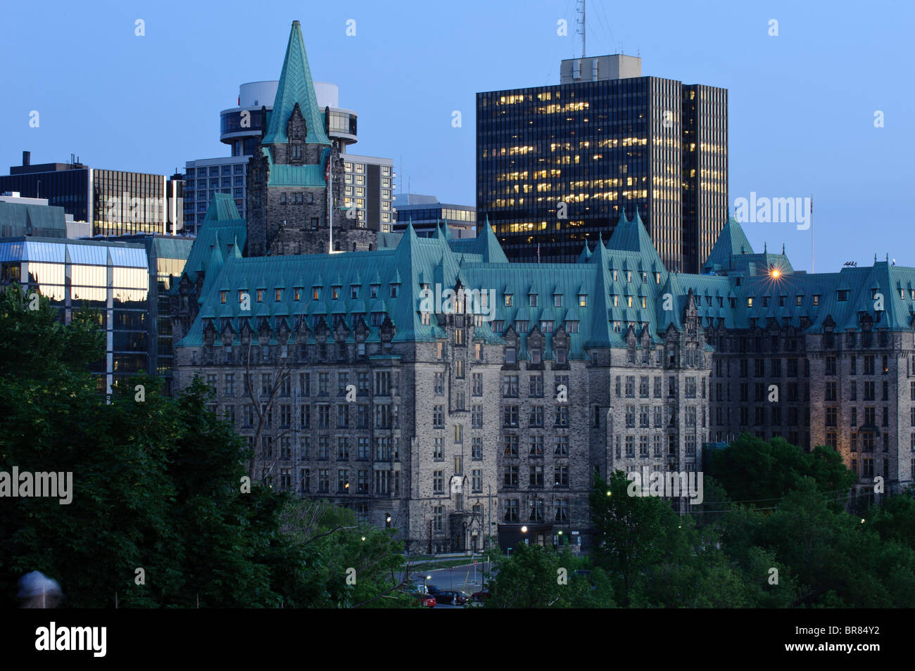 Iluminado edificios de oficinas desde Ottawa Parliament Hill, Ottawa, Ontario, Canadá Foto de stock