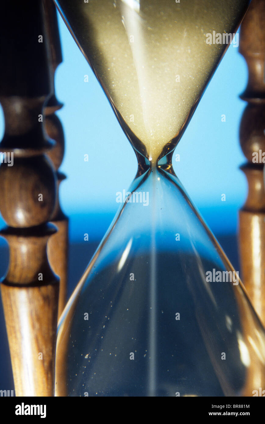 Reloj de arena reloj de arena mide la duración límite rush speed pass hora  minuto amenaza peligro inevitable cierta inevitabilidad Fotografía de stock  - Alamy