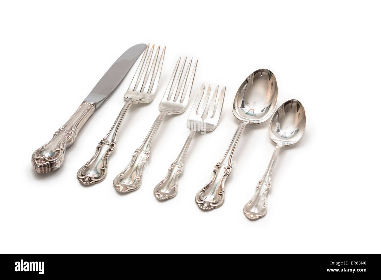 Cubertería de plata, cuchillos, tenedores, cucharas y Foto de stock