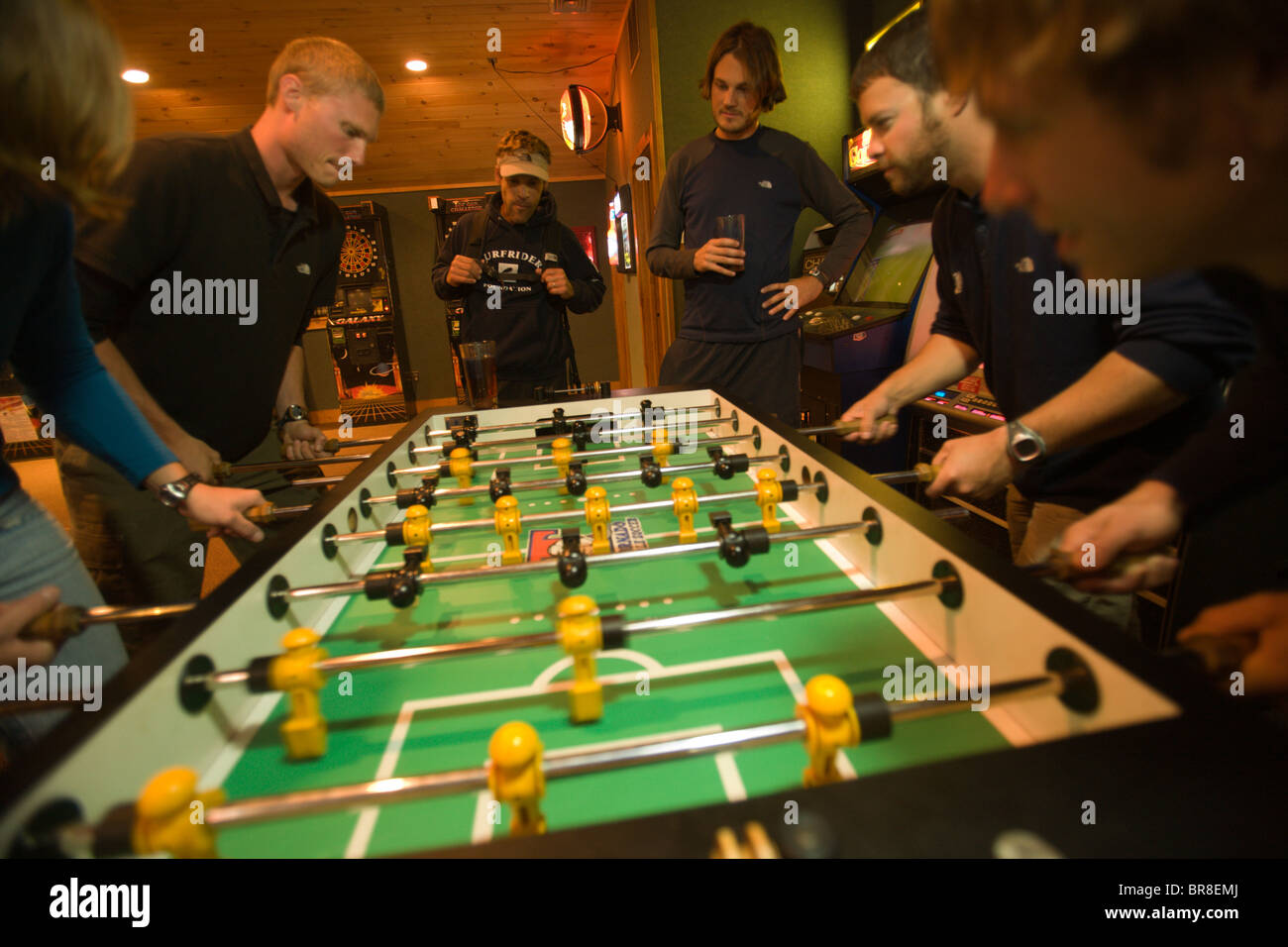 Personas jugando al futbolín en un bar de Portland, Maine Fotografía de  stock - Alamy