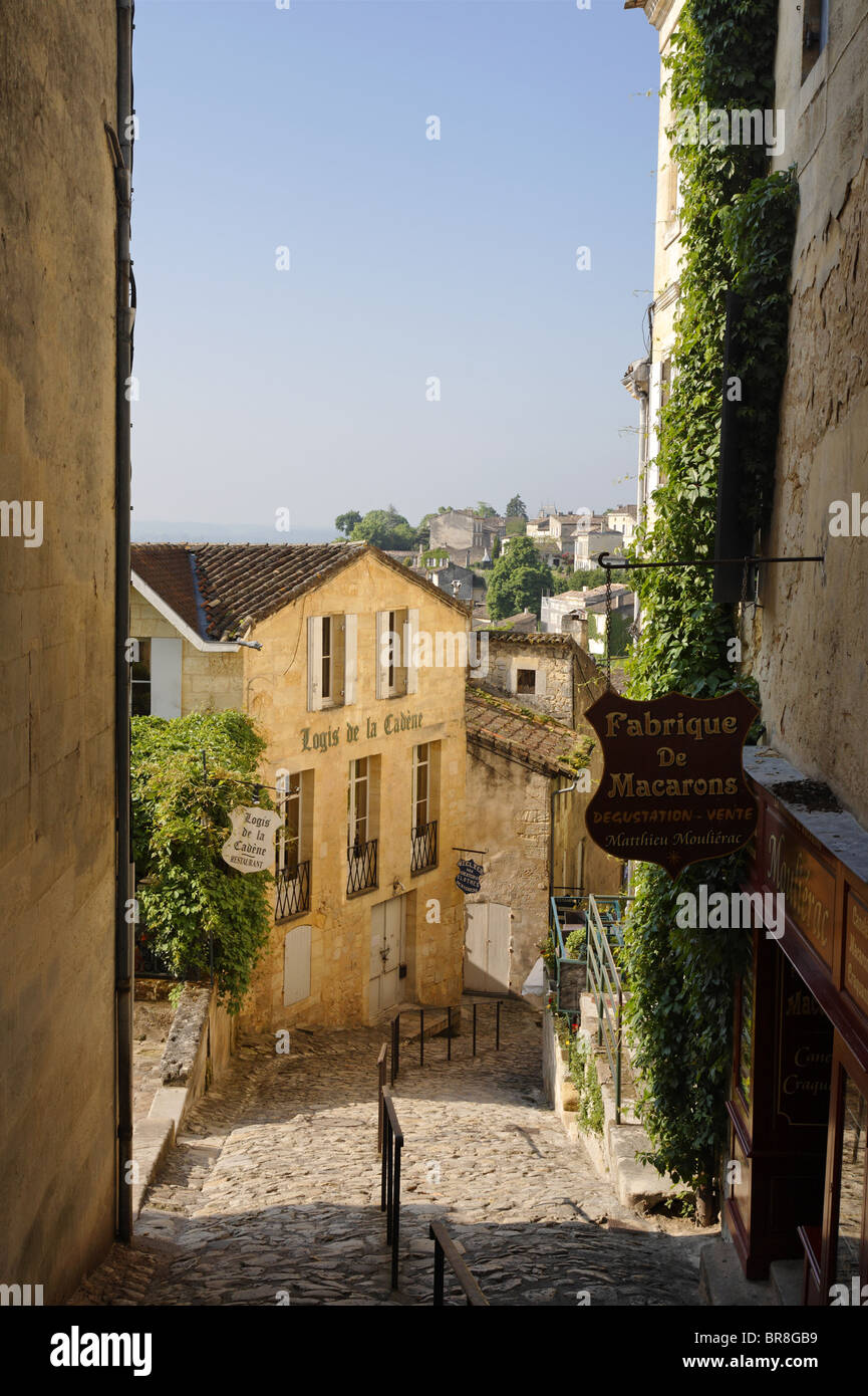 Carretera inclinada en la parte vieja de la ciudad, Saint Emilion, Gironde, Francia Foto de stock