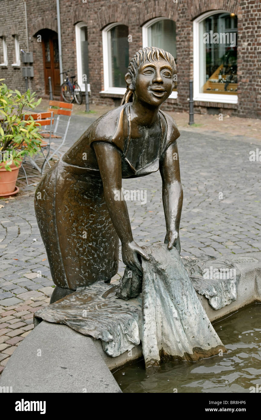 Figura de bronce en el 'Marktbrunnen' fuente en Meerbusch Lank-Latum, NRW, Alemania. Foto de stock