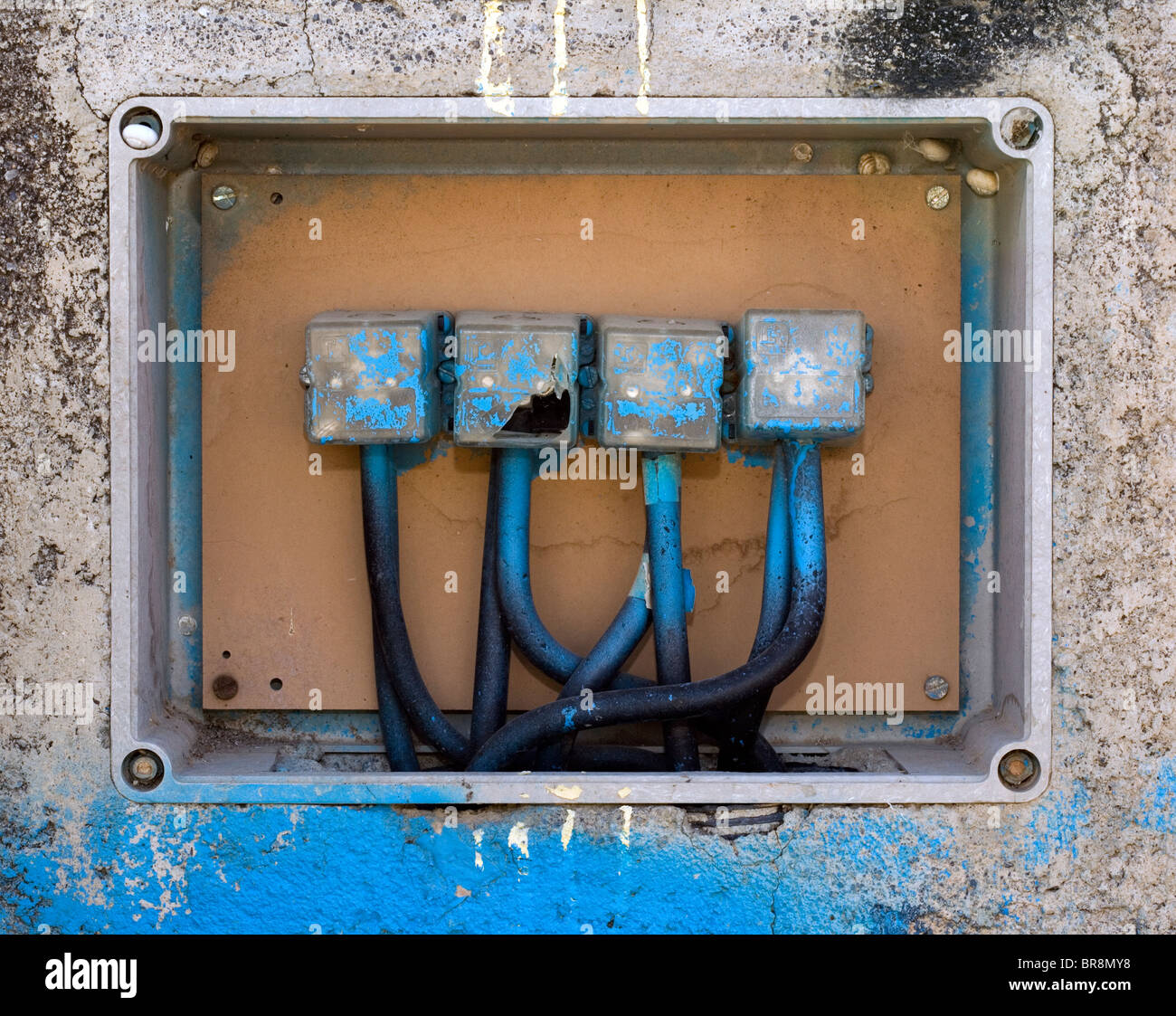 Antigua caja de conexión eléctrica con cables y conductos, saliendo de las  cajas Fotografía de stock - Alamy