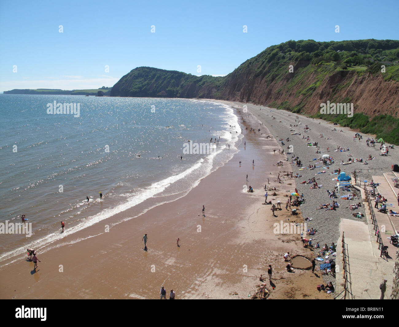 West Beach en Sidmouth de Jacobs Ladder en un bello día de verano en agosto, Devon Foto de stock