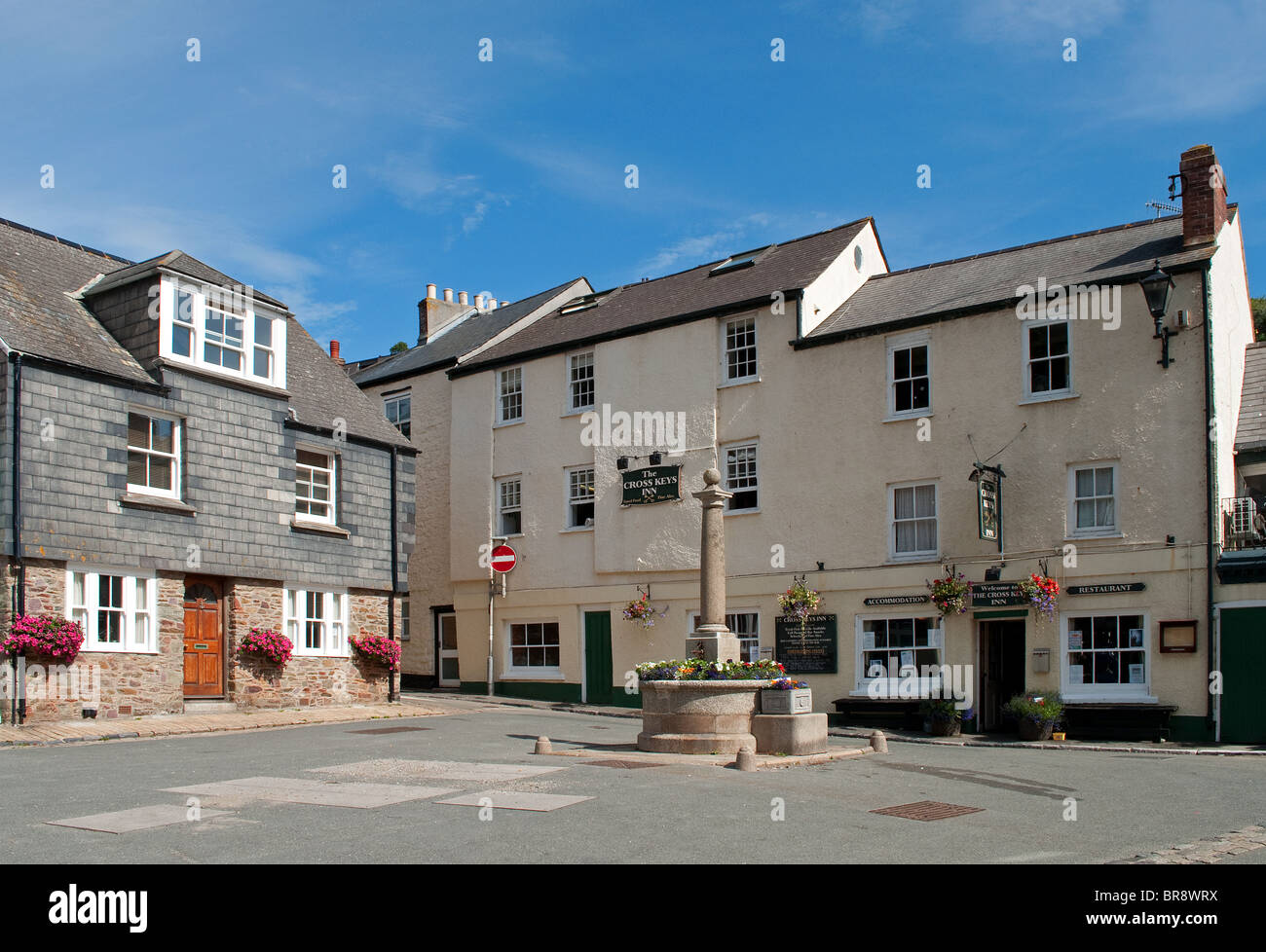 La plaza de la aldea en cawsand en Cornualles, Reino Unido Foto de stock