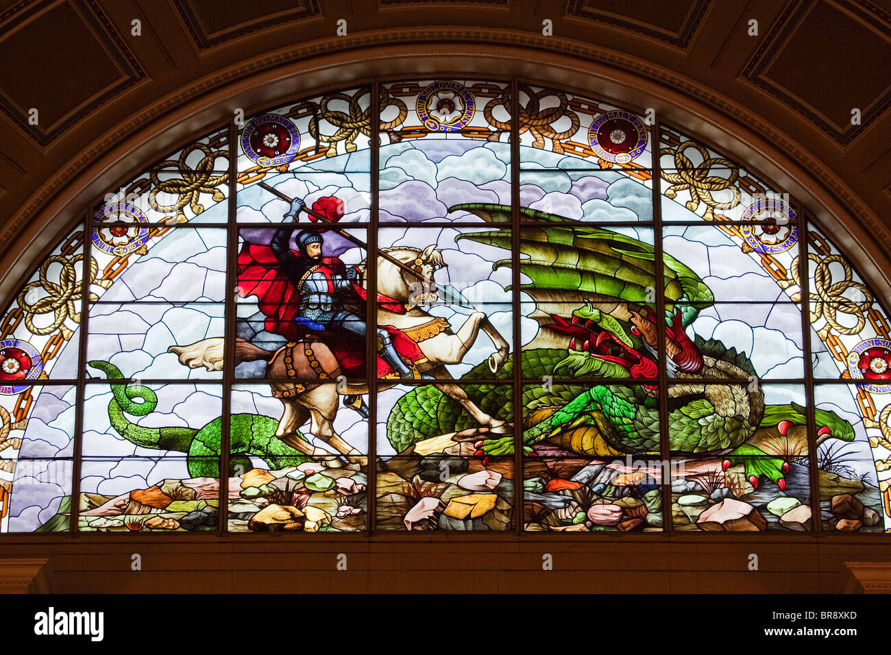 Las vidrieras mostrando San Jorge y el Dragón, en St George's Hall, Liverpool Foto de stock