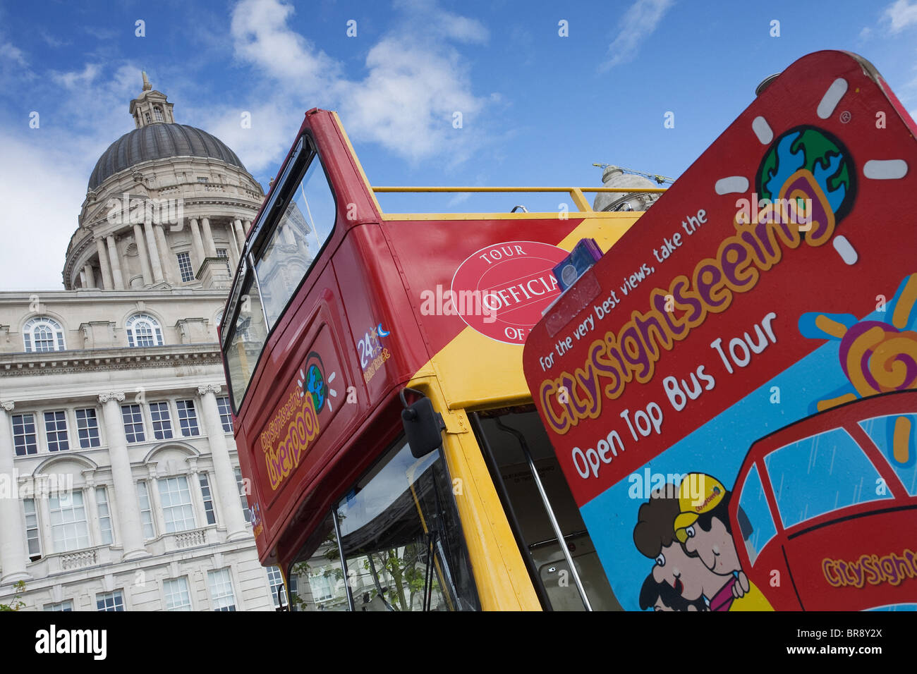 Un rematado abierto, rojo, double decker bus enfrente del puerto de edificio en Liverpool Liverpool Foto de stock