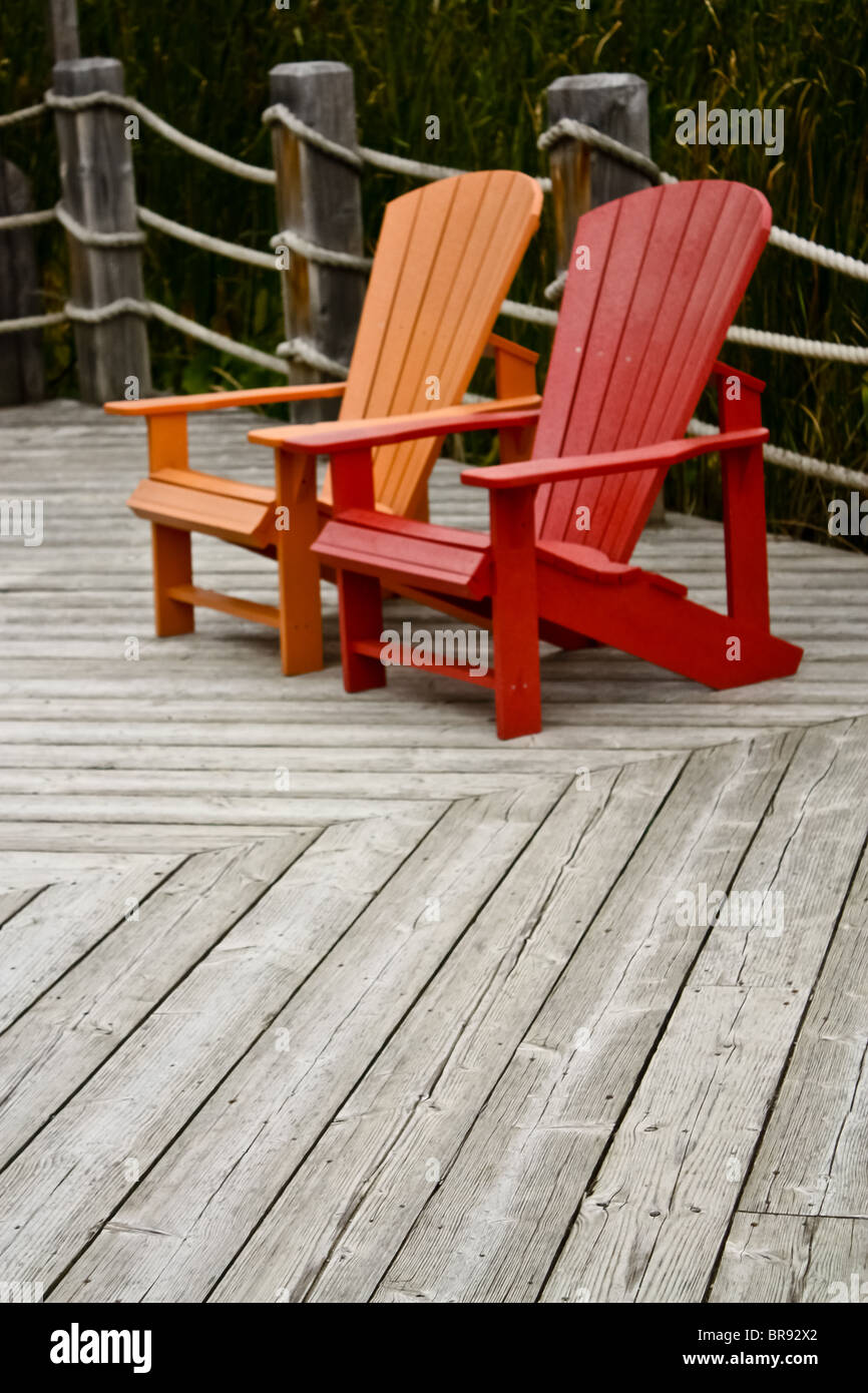 Rojo Naranja sillas de madera silla Muskoka Fotografía de stock - Alamy