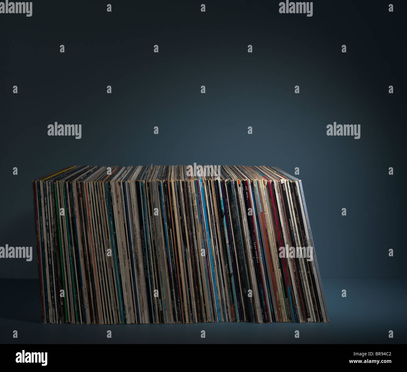 Una foto de estudio de una pila de registros en un conjunto gris Foto de stock