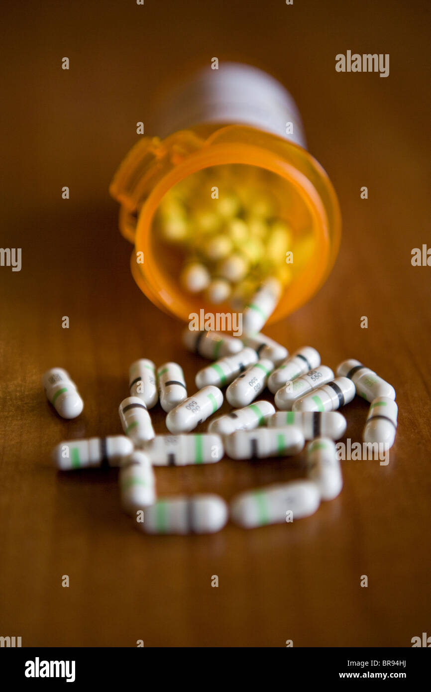 Cápsulas de drogas de prescripción derramando botella, blanco y negro, medicamento, Prozac medicina medicamento Foto de stock