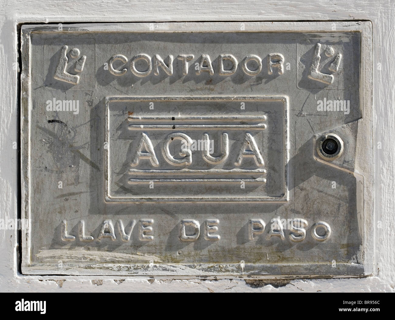 Puerta metálica de un contador de agua con las letras "eter, agua y toca'  en español Fotografía de stock - Alamy