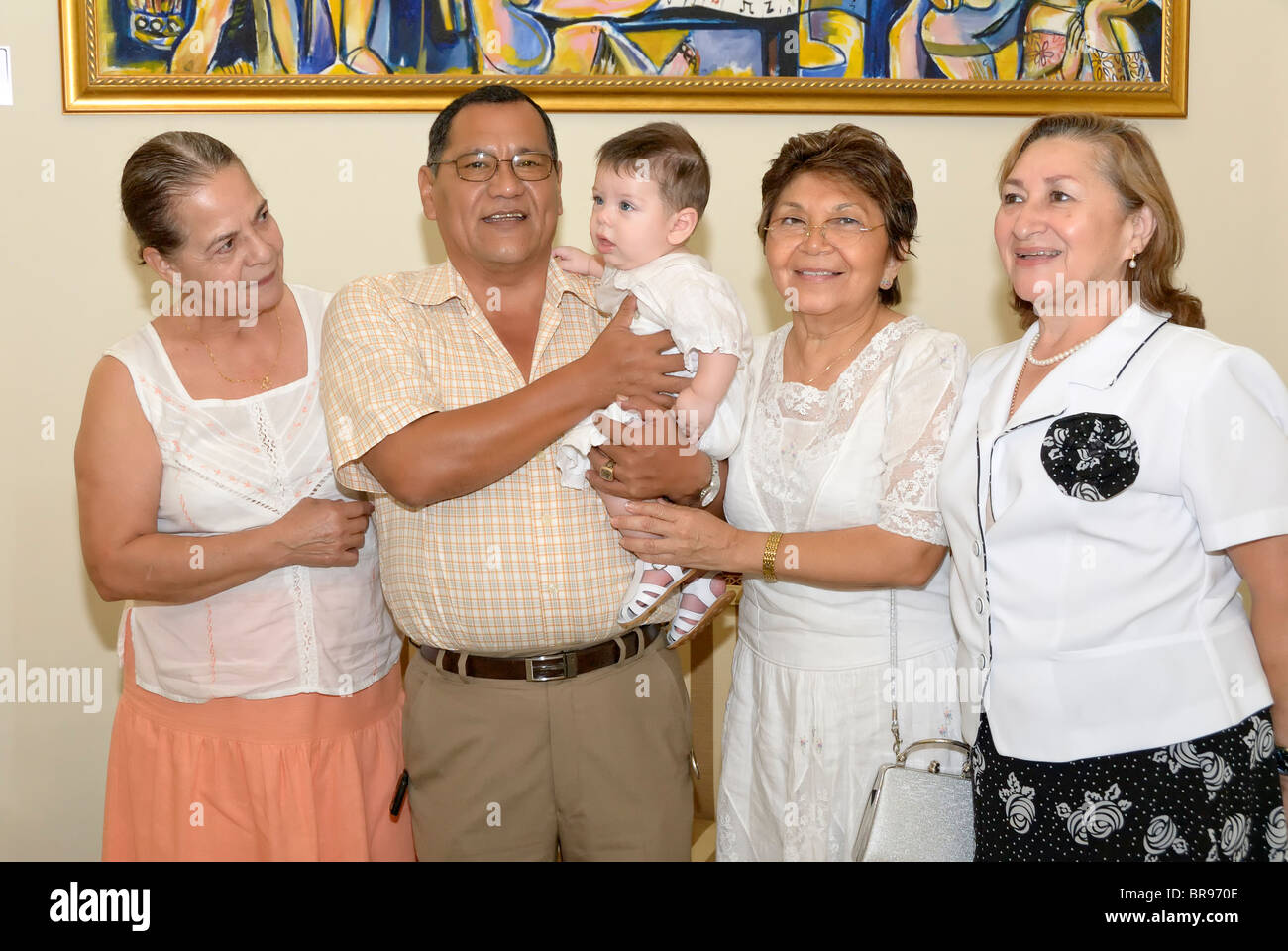 Mérida, Yucatán/Mexico-July 8: Baby Boy bautismo celebración. Disparo del grupo familiar. Parientes y amigos Foto de stock
