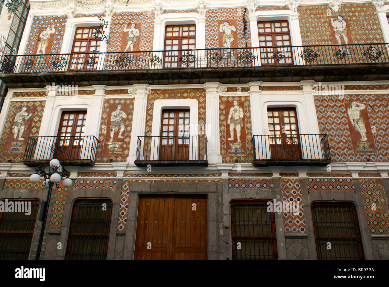 Fachada de la Casa de las Munecos o casa de muñecas en la ciudad de Puebla,  México. Puebla es un sitio del Patrimonio Mundial de la UNESCO Fotografía de  stock - Alamy